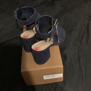 nine west navy heels